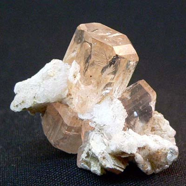 Драгоценный Топаз — типичный минерал пегматитовых жил. 