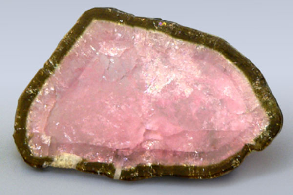 Довольно распространенным драгоценным камнем считается турмалин