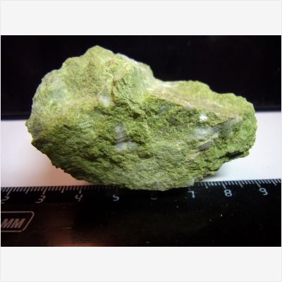 фотография минерала Пумпеллиит-(Mg)